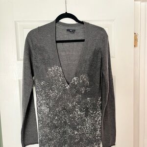 GAP Gray V-Neck Sweater w/glittery details